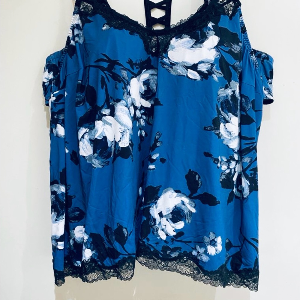 BEAUTIFUL Cacique bra, camisole and and short set.